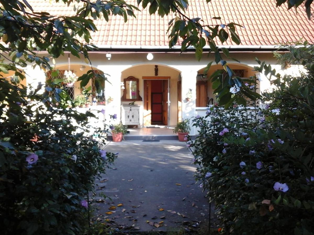 Dutch Farm In Felsolajos Apartment Exterior photo
